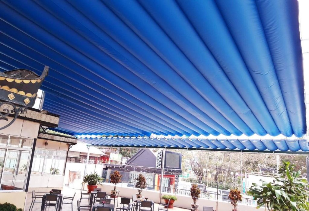 Mái bạt xếp lượn sóng che hồ bơi ở quận 1