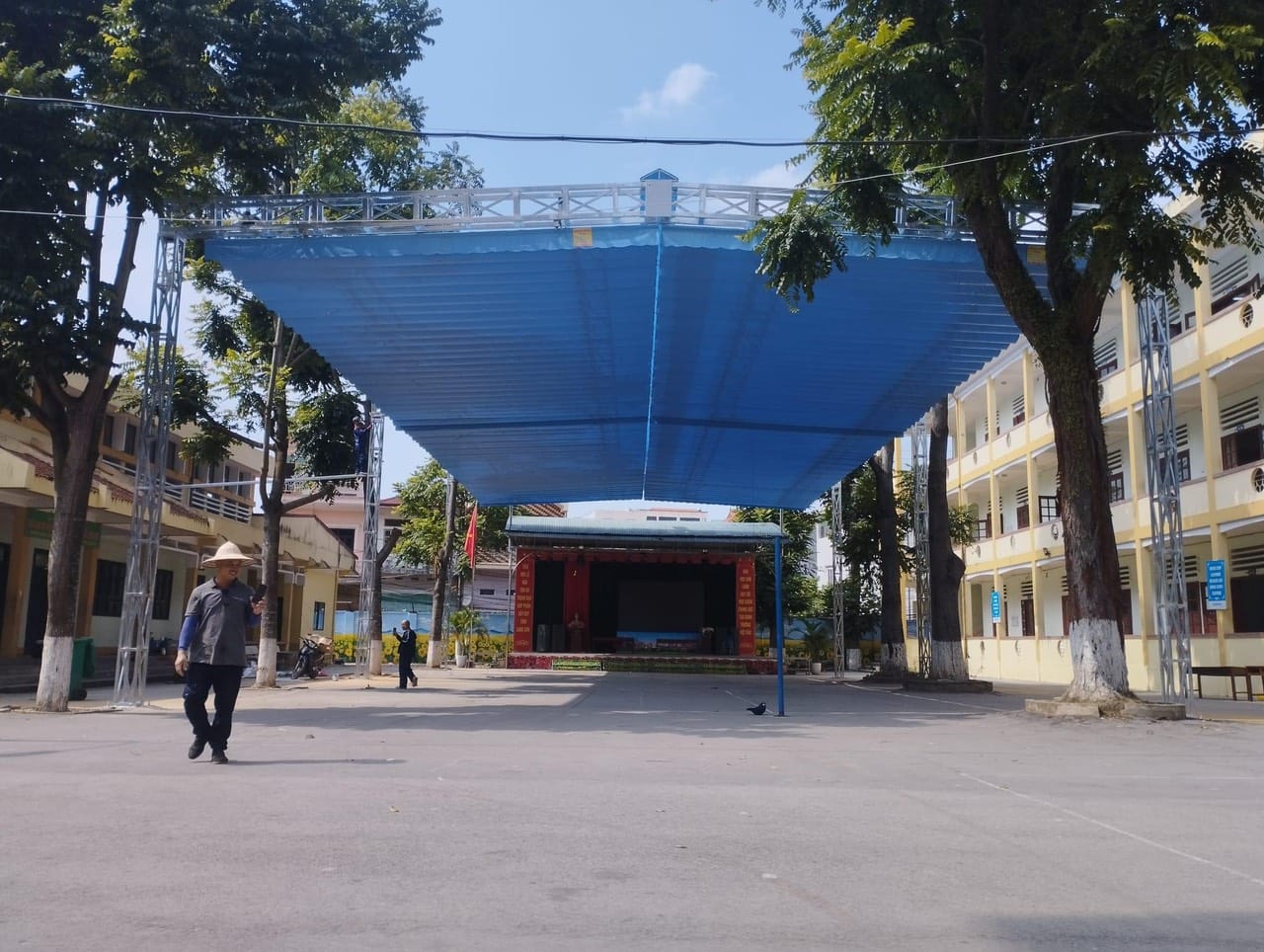 Mái bạt xếp che nắng sân trường học ở TPHCM
