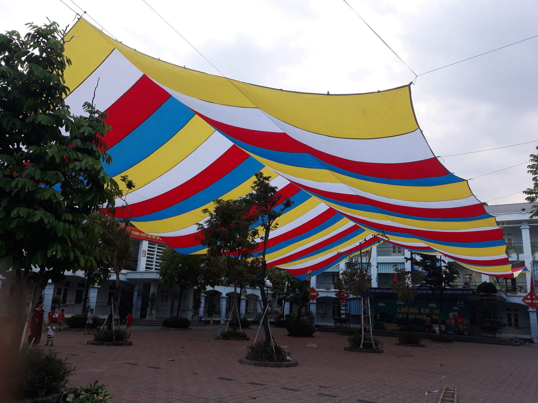 Dù che nắng sự kiện sân trường học ở Kon Tum