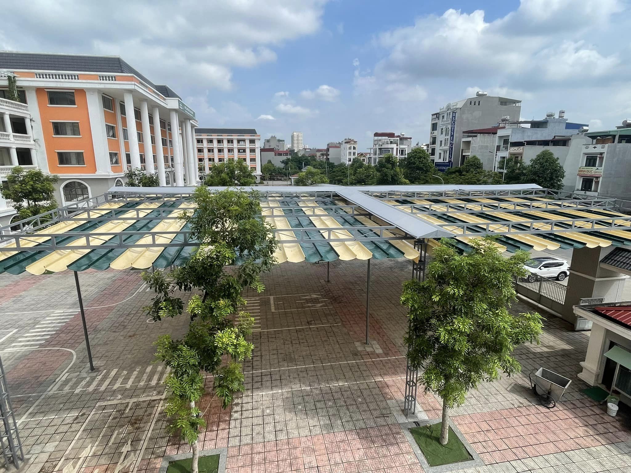 Mái xếp lượn sóng sân trường tphcm