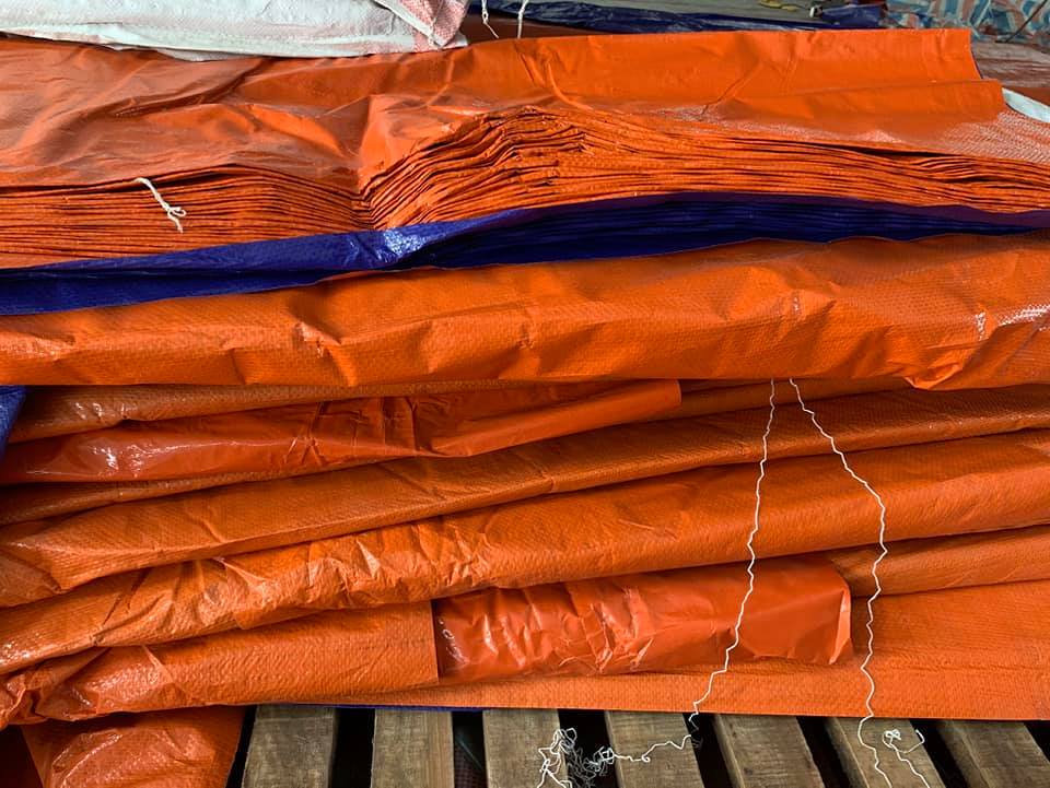 Bạt nhựa xanh cam che phủ công trình xây dựng ở Hà Tĩnh